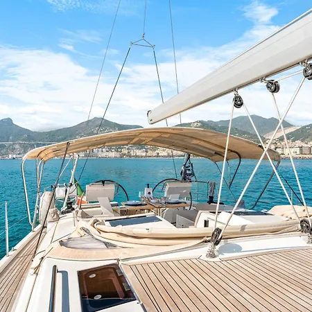 Private Sail Yacht On The Amalfi Coast Escape The Crowds In Style 보트호텔 포지타노